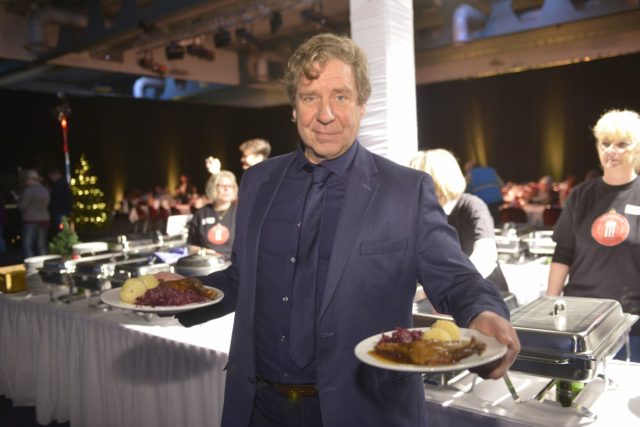 Uwe Rohde serviert beim Festmahl 2018