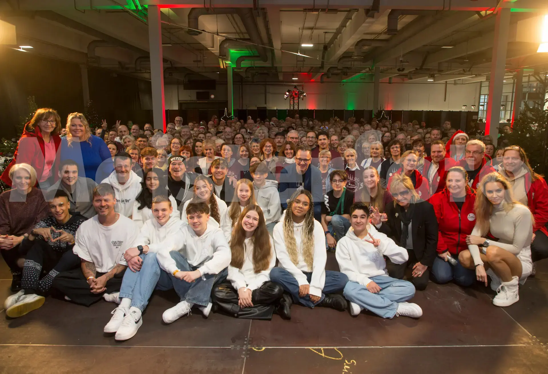 Gruppenfoto der Helfer und Künstler von Dein Festmahl 2025