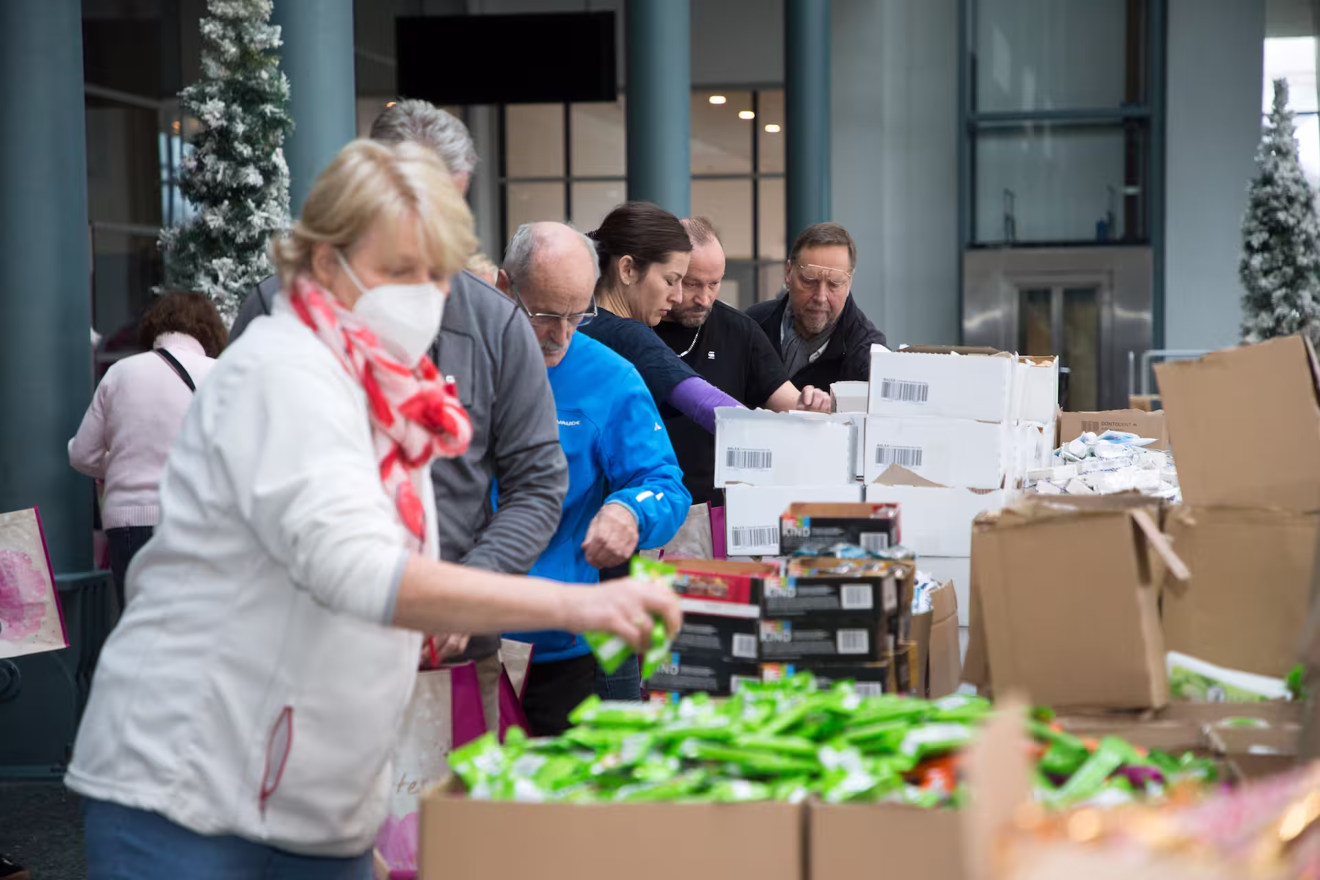 Festmahl2024 aufbau tueten packen